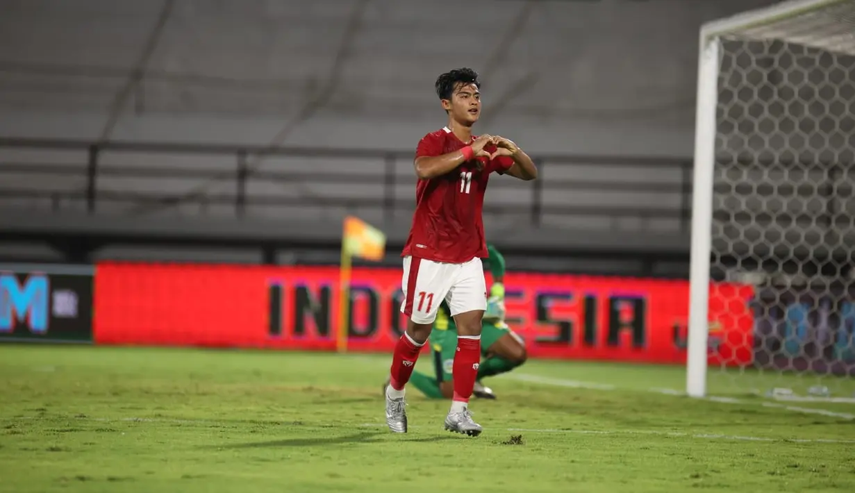 Bek Timnas Indonesia, Pratama Arhan berselebrasi usai mencetak gol ke gawang Timor Leste pada laga uji coba internasional di Stadion I Wayan Dipta Gianyar, Kamis (27/1/2022). Indonesia menang telak atas Timor Leste 4-1 (Dok Humas PSSI)