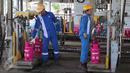 Pekerja melakukan pengisian tabung Bright Gas 5,5 Kg di Depot and Filling Station LPG Pertamina Plumpang, Jakarta, Selasa (3/11). LPG seharga Rp66.000 ini ditargetkan merebut 23% pangsa pasar gas subsidi 3 kg dalam lima tahun. (Liputan6.com/Angga Yuniar)