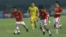 Gelandang Persija, Ramdani Lestaluhu, menggiring bola saat melawan Bhayangkara FC pada laga Liga 1 di Stadion Patriot Bekasi, Jawa Barat, Sabtu (29/7/2017). Persija menang 1-0 atas Bhayangkara FC. (Bola.com/M Iqbal Ichsan)