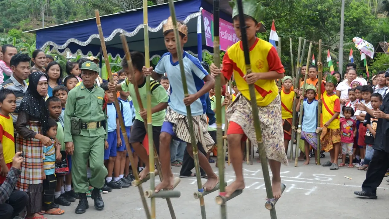 Egrang, permainan tradisional yang melatih ketangkasan. (Foto: Liputan6.com/Muhamad Ridlo)