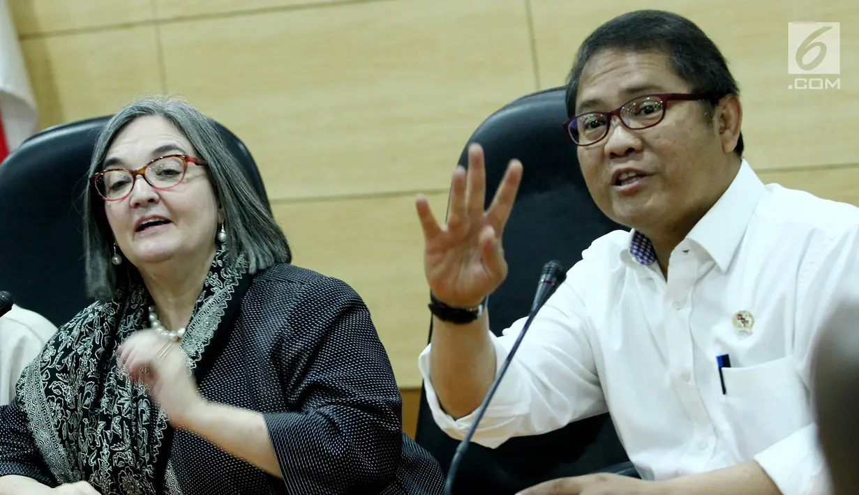 Menkominfo Rudiantara bersama Direktur, Kebijakan Publik, dan Hubungan Pemerintahan Google Asia Pasifik Ann Lavin memberikan keterangan di Jakarta, Jumat (4/8). Keduanya membahas penanganan konten negatif di layanan milik Google (Liputan6.com/Johan Tallo)