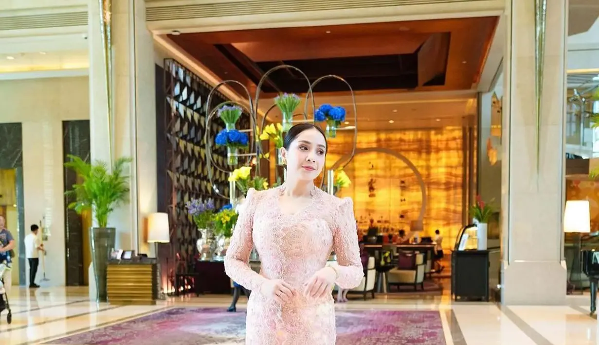 Nagita Slavina tampil semakin memukau dengan kain serasi yang disampirkan di bahunya. [Foto: Instagram/pecintaladygigi]