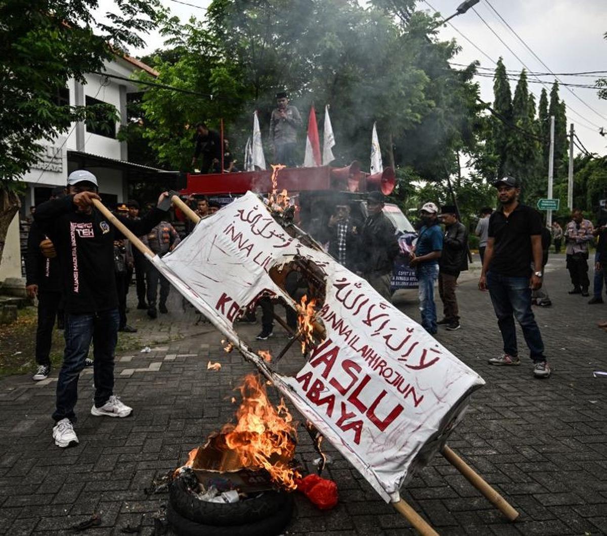Sejumlah pengunjuk rasa menggelar protes dugaan kecurangan Pemilu 2024 di Gedung Badan Pengawas Pemilu (Bawaslu), Surabaya, Jawa Timur, Rabu (21/2/2024). Dalam aksinya, mereka membakar replika keranda mayat yang menjadi simbol matinya keadilan di Pemilu 2