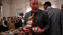 Tamu mengambil makanan cepat saji saat Presiden AS Donald Trump menjamu Clemson Tigers di Gedung Putih, Washington, Senin (14 /1). Makanan cepat saji dipilih karena staf katering Gedung Putih telah dirumahkan. (AP Photo/Susan Walsh)