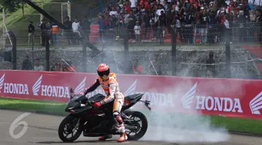 Aksi Marc Marquez saat mencoba motor All New Honda CBR250RR di sirkuit Sentul, Jawa Barat, Selasa (25/10). PT Astra Honda Motor menunjukan performa dinamis All New Honda CBR250RR dengan kekeuatan penuh. (Liputan6.com/Angga Yuniar)