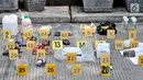 Barang bukti ditunjukkan di depan rumah terduga teroris di Jalan Belibis V, Semper Barat, Cilincing, Jakarta, Senin (23/9/2019). Dari penggerebekan itu, petugas menemukan sejumlah bahan perakit bom. (merdeka.com/Iqbal S. Nugroho)