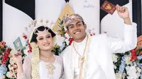 Kiper Persebaya Surabaya, Andhika Ramadhani, secara resmi melepas masa lajang. Dia menikahi pasangannya, Iswah Rahayu, di Banjarnegara, Kamis (13/6/2024). (Bola.com/Aditya Wany)