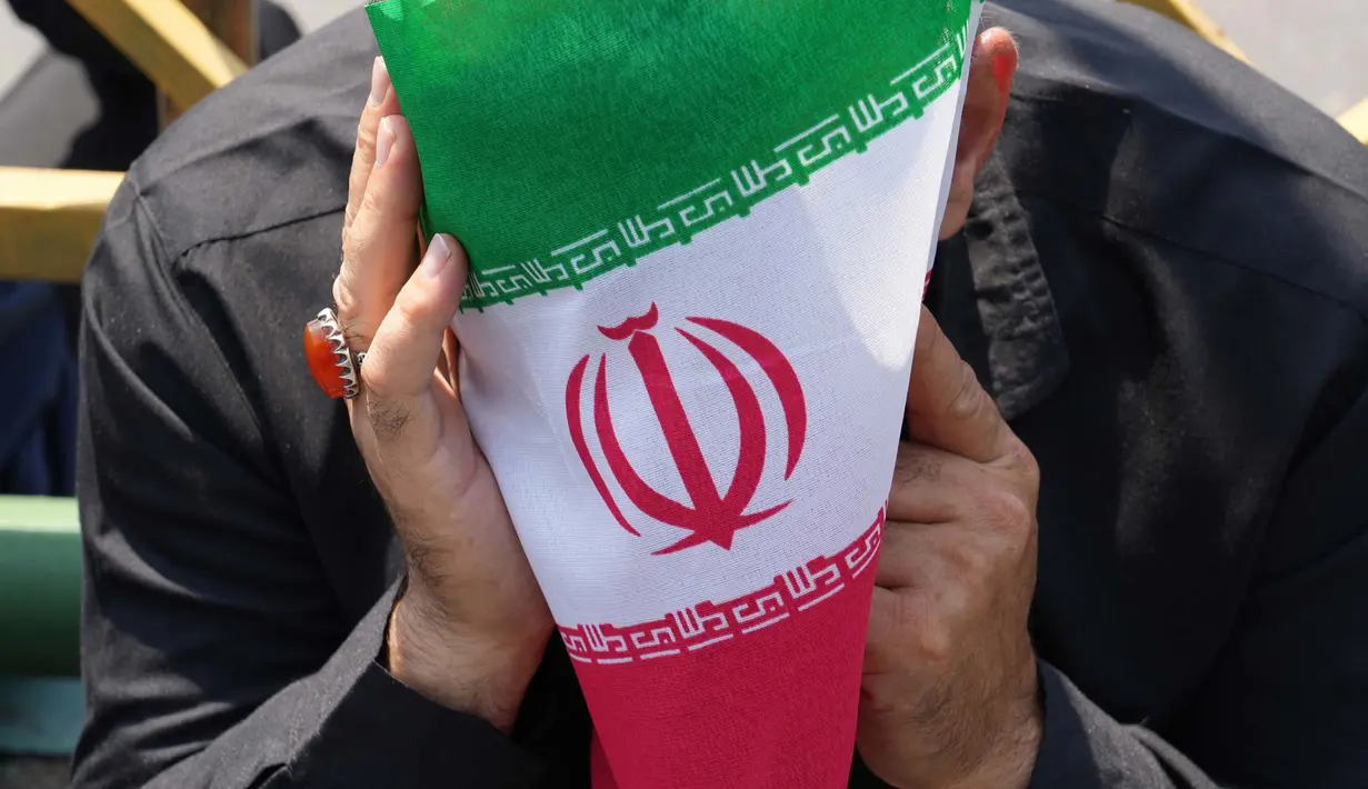 Rencananya, jenazah Presiden Ebrahim Raisi akan dimakamkan pada Kamis (23/5/2024) malam setelah upacara pemakaman di Masjid Imam Reza. (Foto: AFP)