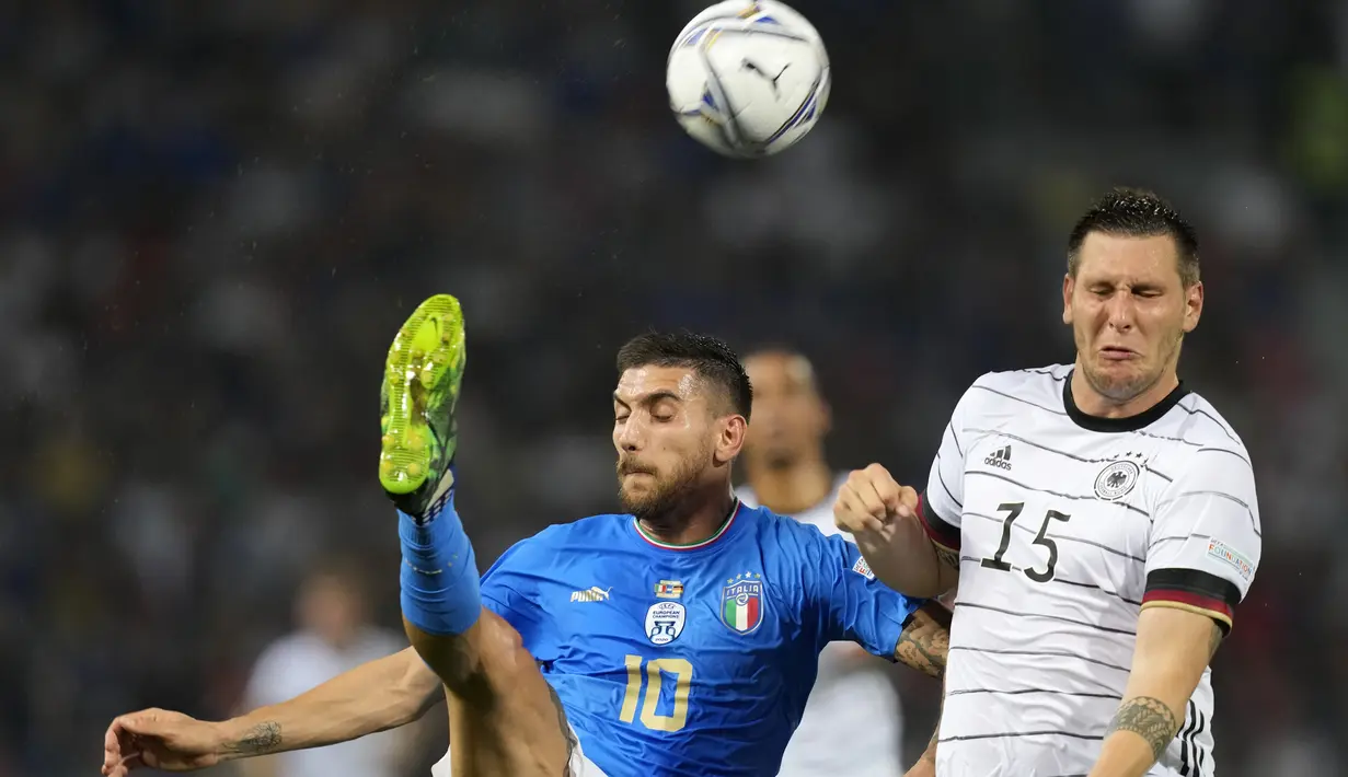 Gelandang timnas Italia Lorenzo Pellegrini berebut bola dengan bek Jerman Niklas Sule pada matchday pertama UEFA Nations League A Grup 3 di Renato Dall'Ara, Minggu (6/5/2022) dini hari WIB. Jerman bermain imbang melawan Italia dengan skor 1-1. (AP Photo/Antonio Calanni)