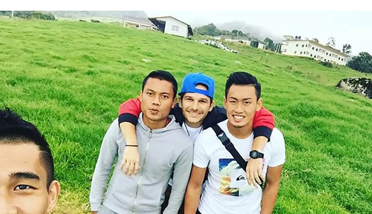 Dedi Kusnandar foto bersama rekan-rekannya di Sabah FA di padang luas kawasan Kota Sabah, Kinabalu, Malaysia. (Instagram)