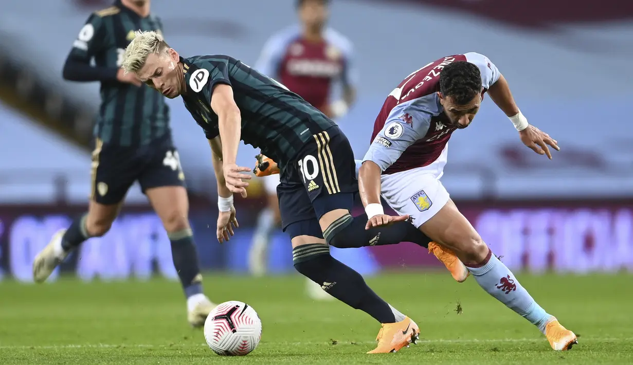 Gelandang Leeds United, Ezgjan Alioski, berebut bola dengan gelandang Aston Villa, Trezeguet, pada laga lanjutan Liga Inggris di Villa Park, Sabtu (23/10/2020) dini hari WIB. Leeds United menang 3-0 atas Aston Villa. (AFP/Laurence Griffiths/pool)
