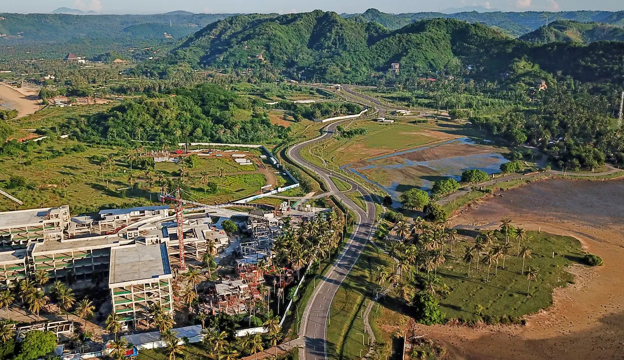 Proyek pengembangan pesisir Mandalika yang diusulkan menjadi lokasi balapan MotoGP di Mandalika, selatan Lombok, 23 Februari 2019. Penantian Indonesia selama lebih dari 2 dekade untuk kembali menggelar balapan MotoGP akhirnya terealisasi. (ARSYAD ALI/AFP)