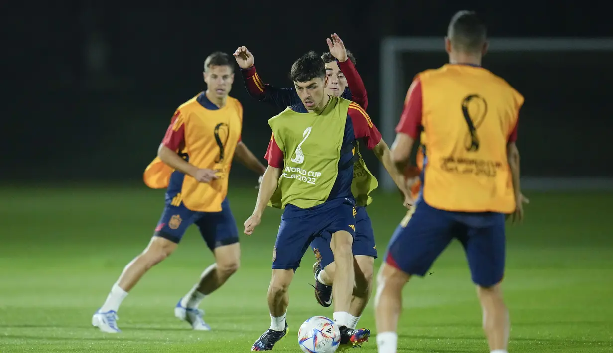 Gelandang Spanyol, Pedri berlatih dengan rekan satu timnya selama sesi latihan di Universitas Qatar, di Doha, Qatar, Selasa, 22 November 2022. Spanyol akan memainkan pertandingan pertamanya di Grup E Piala Dunia melawan Kosta Rika. (AP Photo/Julio Cortez)