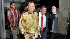 Mantan Sekjen Partai Nasdem, Patrice Rio Capella keluar dari Gedung KPK usai menjalani pemeriksaan, Jakarta, Jumat (16/10/2015). Patrice diperiksa selama 12 jam dan memilih bungkam kepada wartawan. (Liputan6.com/Helmi Afandi)