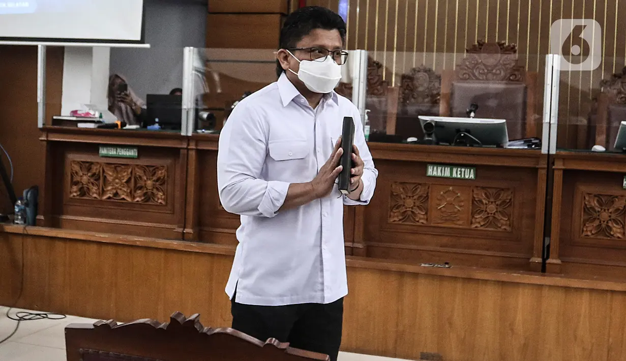 Terdakwa Ferdy Sambo memberi salam sebelum dimulainya sidang lanjutan kasus pembunuhan berencana terhadap Brigadir Nopriansyah Yosua Hutabarat di Pengadilan Negeri Jakarta Selatan, Jakarta, Selasa (17/1/2023). Ferdy Sambo didakwa melakukan pembunuhan berencana terhadap Brigadir N Yosua Hutabarat. (Liputan6.com/Johan Tallo)