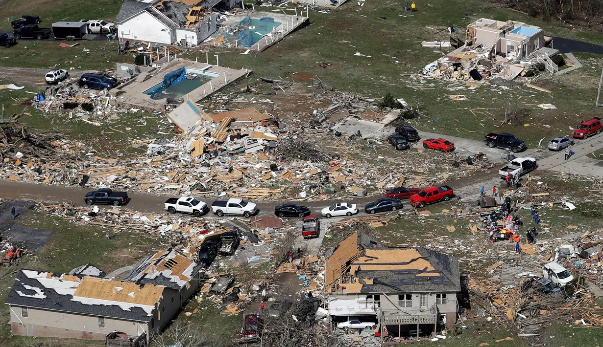 Warga mulai membersihkan puing-puing setelah tornado menerjang Lebanon, Tennessee, Amerika Serikat, Selasa (3/3/2020). Puluhan ribu rumah kini tanpa listrik akibat tornado yang menerjang Tennessee. (AP Photo/Mark Humphrey)