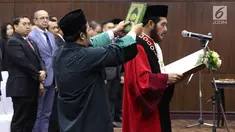 Ketua Mahkamah Konstitusi (MK) terpilih Anwar Usman saat acara pengucapan sumpah jabatan Ketua dan Wakil Ketua MK di gedung MK, Jakarta, Senin (2/4). Anwar dan Aswanto resmi jadi Ketua dan Wakil Ketua MK periode 2018-2020. (Liputan6.com/Immanuel Antonius)