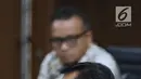 Setya Novanto (kedua kiri) menjawab pertanyaan saat menjadi saksi sidang lanjutan dugaan korupsi pengadaan e-KTP dengan terdakwa Irvanto Hendra Pambudi dan Made Oka Masagung di Pengadilan Tipikor, Jakarta, Selasa (18/9). (Liputan6.com/Helmi Fithriansyah)