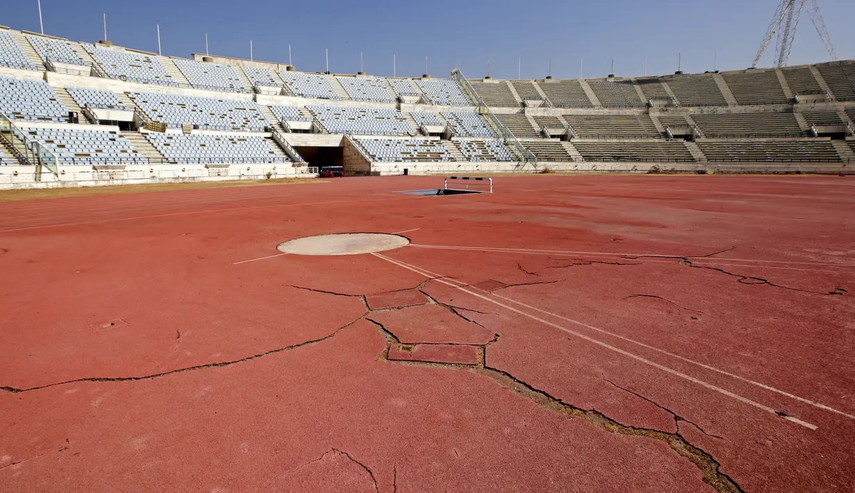 Sebagian kerusakan Stadion Camille Chamoun Sports City yang menjadi tuan rumah Pan-Arab Games 1997, Piala AFC 2000, dan Jeux de la Francophonie 2009, di Beirut, pada 8 Oktober 2021. Stadion itu kini menjadi arena yang terbengkalai saat Lebanon berjuang melawan krisis keuangan. (ANWAR AMRO/AFP)