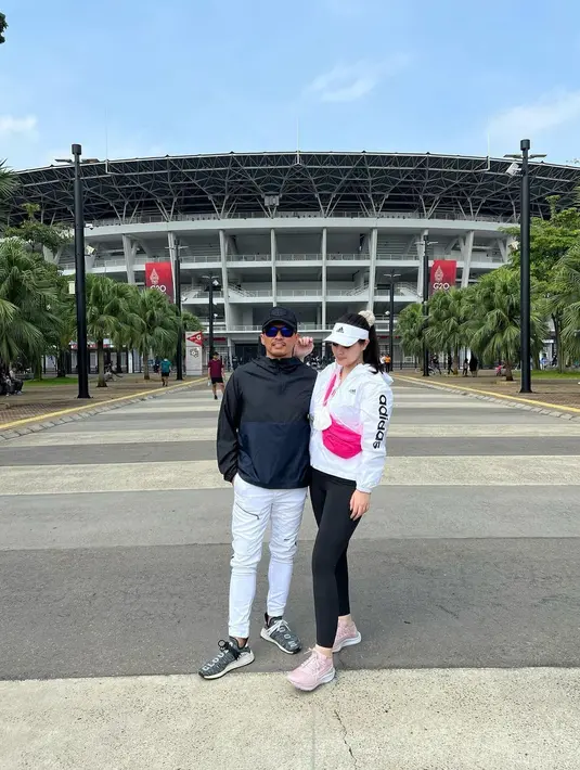 Pada 30 Agustus 2022, Faisal Herris kembali mengubggah fotonya bersama istri yang tak mengenakan hijab. Saat itu mereka berada di Gelora Bung Karno. (Foto: Instagram/ harrisfaisal_11)