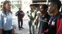 Melani Mustari asal Fraksi Partai Golkar menyantuni 9 orang warga Nusa Tenggara Timur (NTT). (Ahmad Yusran/Liputan6.com)