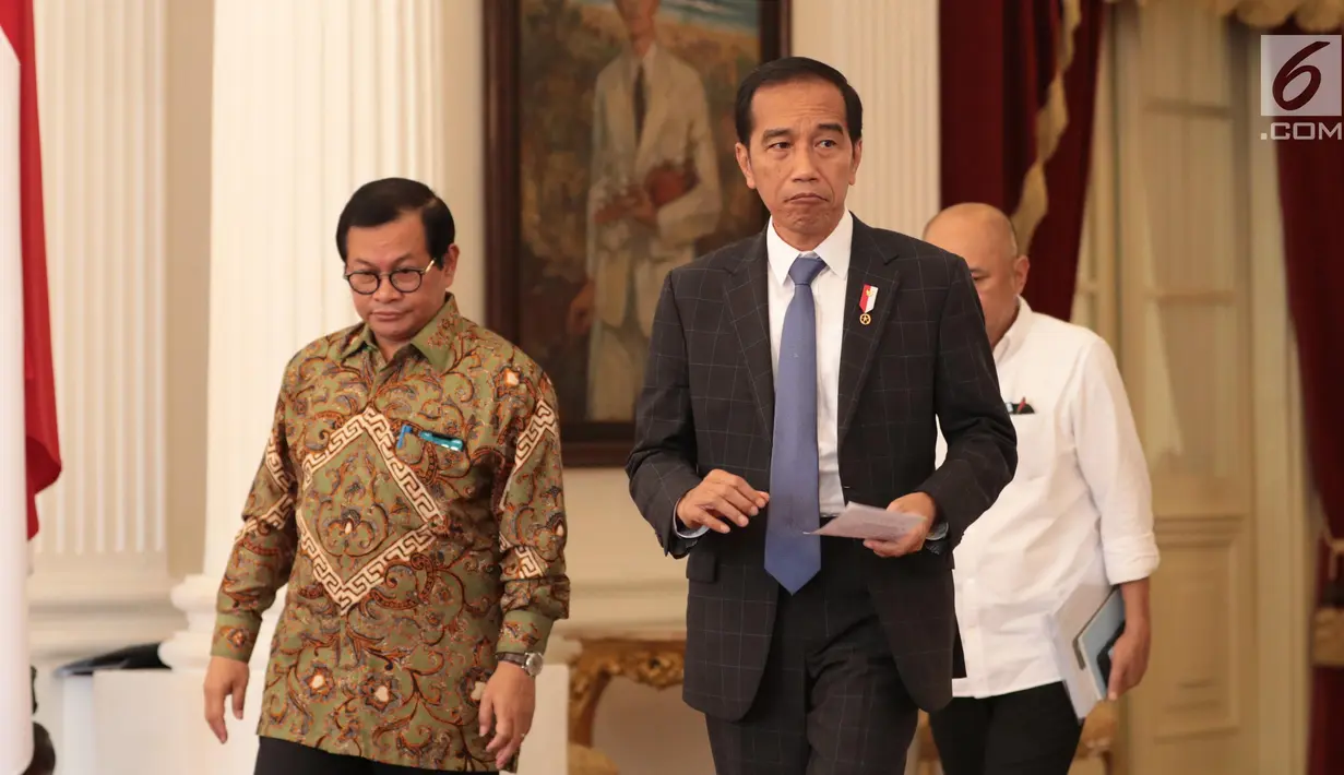 Presiden Joko Widodo (Jokowi) bersiap memberikan keterangan seusai bertemu CEO Bukalapak Achmad Zaky di Istana Merdeka, Sabtu (16/2). Jokowi menegaskan mendukung penuh anak-anak muda seperti Zaky untuk berinovasi. (Liputan6.com/Angga Yuniar)