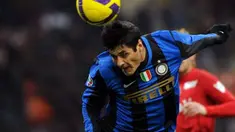 Aksi sundulan kepala striker Inter Milan asal Argentina, Julio Ricardo Cruz, di laga lanjutan Serie A melawan Cagliari di San Siro Stadium, Milan, 10 Januari 2009. AFP PHOTO / GIUSEPPE CACACE 