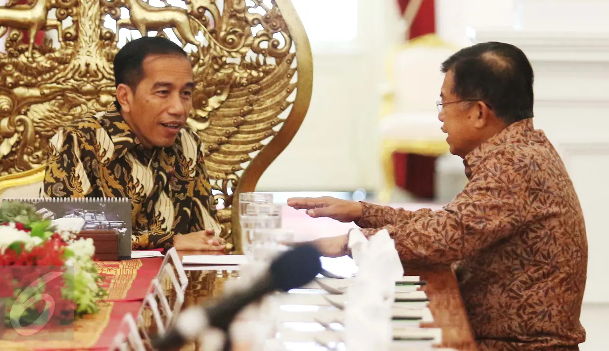 Presiden Jokowi bersama Wapres Jusuf Kalla menggelar pertemuan bersama pimpinan lembaga negara di Istana Merdeka, Jakarta, Selasa (14/3). Dalam pertemuan, Jokowi sempat membahas tentang keadaan ekonomi Indonesia saat ini. (Liputan6.com/Angga Yuniar)