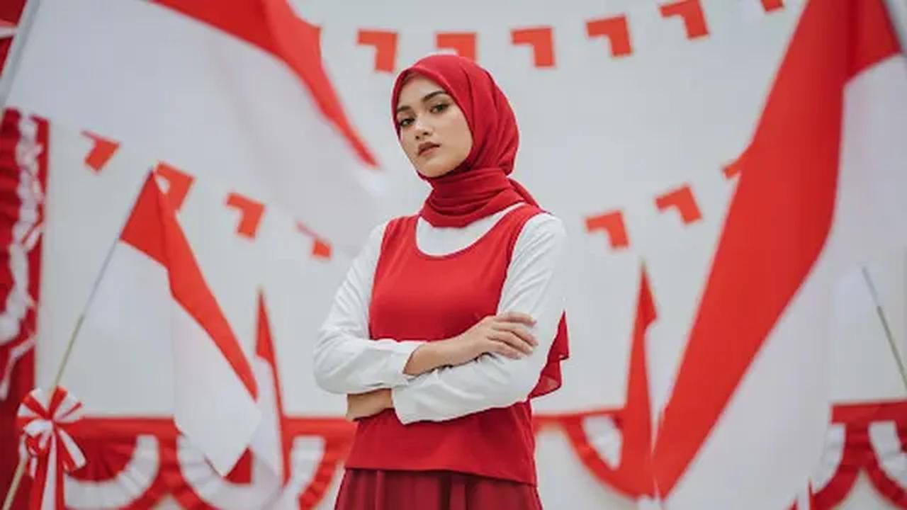Jilbab Merah, Blouse Putih, dan Tank Top Outer/Outfit untuk Rayakan 17 Agustus (Sumber: gemini.com)