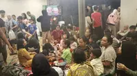 Sejumlah warga dievakuasi saat banjir bandang menerjang pemukiman di kawasan Jalan Braga, Kota Bandung, Kamis malam, 11 Januari 2023. (dok. Humas Pemkot Bandung)