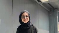 Blouse hitam menjadi salah satu fashion item yang tak lekang oleh waktu. (pinterest)