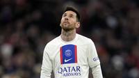 Reaksi kecewa pemain Paris Saint-Germain, Lionel Messi setelah timnya kalah dari Bayern Munchen pada laga 16 besar Liga Champions 2022/2023 di Allianz Arena, Munchen, Jerman, Kamis (09/03/2023) WIB. PSG kalah dengan skor 0-2. Messi gagal tampil baik pada laga tersebut dengan hanya membuat satu tembakan tepat sasaran. Sang pemain juga salah menempatkan tiga dari empat percobaan bola panjang, kehilangan penguasaan bola 19 kali, dan menjadi yang terbaik kedua dalam delapan duel lapangan. (AP Photo/Andreas Schaad)