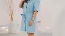 Kiky Saputri tampil manis dengan shirt dress lengan pendek berwarna biru muda. Detail belt pita manis di bagian pinggang menyempurnakan keseluruhan penampilan Kiky. [Foto: Instagram/raffinagita1717]