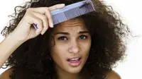 4 Langkah Menata Rambut Keriting agar Rapi Seharian 