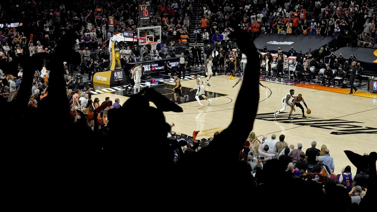 Foto NBA: Chirs Paul Bawa Phoenix Suns Unggul atas Milwaukee Bucks pada Game 1 Final NBA 2021