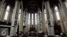Sejumlah pekerja membersihkan kaca di Gereja Katedral, Jakarta, Senin (12/12). Gedung gereja yang diresmikan pada 1901 dan dibangun dengan arsitektur neo-gotik dari Eropa. (Liputan6.com/Johan Tallo)