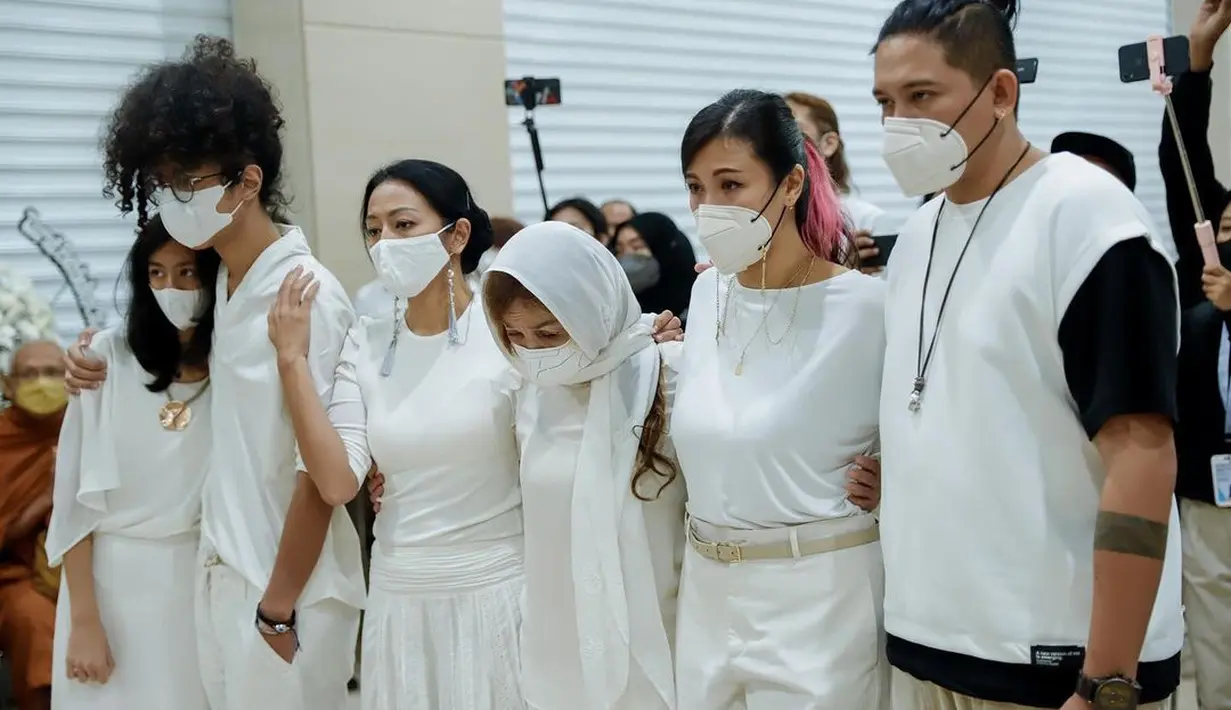 Untuk mengurangi rasa kehilangan, dukungan keluarga menjadi kunci utama. "Cuma bisa saling menguatkan, saling peluk… and be there for each other," ungkapnya. (Foto: Instagram/ mrssharena)