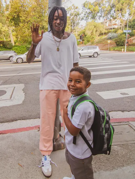 Anak Khalifa, Sebastian, pergi ke sekolah pada 31 Agustus lalu dan menginginkan naik bus. (instagram/wizkhalifa)