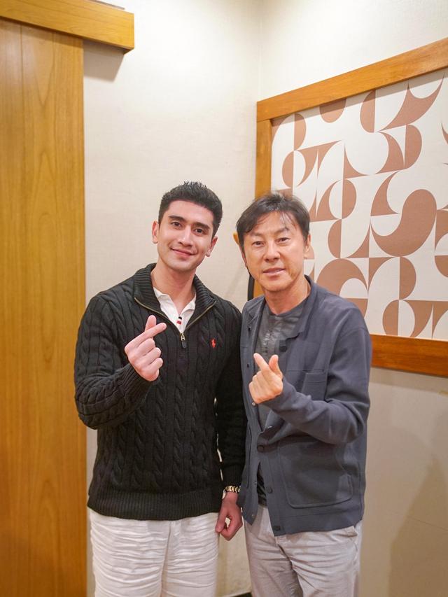 Verrell Bramasta makan malam bersama Shin Tae-yong.