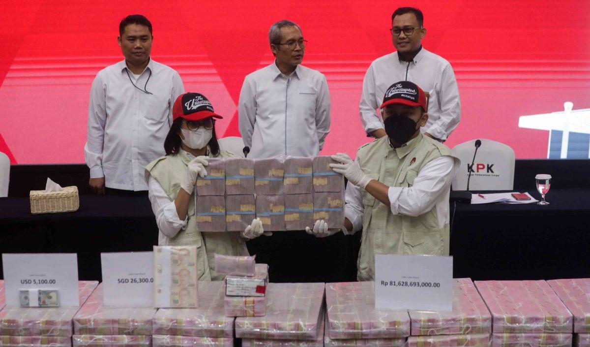 Tuntutan yang pertama adalah meminta adanya permohonan maaf dari pimpinan KPK kepada publik, lembaga, dan pegawai.