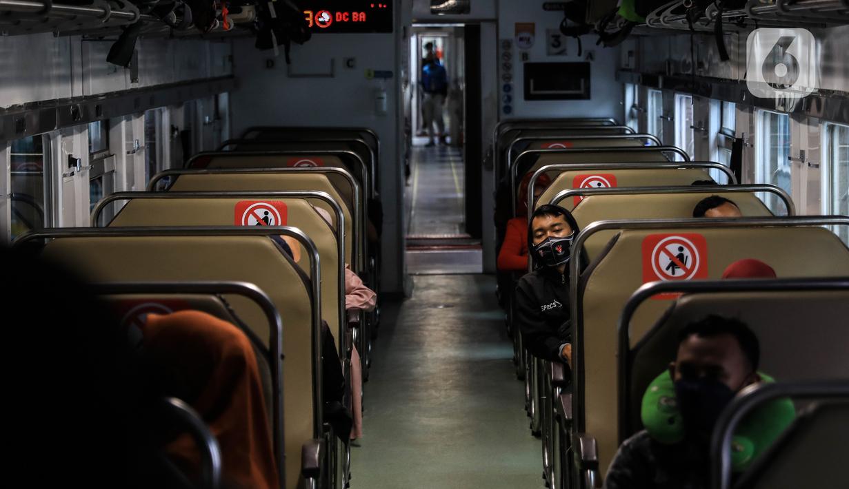 Penumpang berada di dalam kereta di Stasiun Pasar Senen, Jakarta, Senin (20/12/2021). Kepadatan calon penumpang di stasiun Pasar Senen, Jakarta mulai terlihat jelang libur Natal dan Tahun Baru 2022. (Liputan6.com/Johan Tallo)