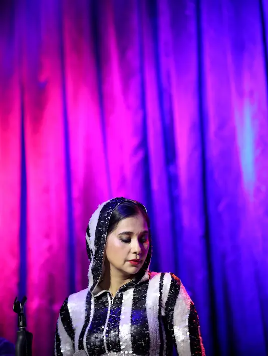 "Malam ini penontonnya aku suka banget. Semuanya ganteng-ganteng, orang-orang yang jasanya begitu besar bagi bangsa dan negara," ucap Ayu Azhari. (Andy Masela/Bintang.com)