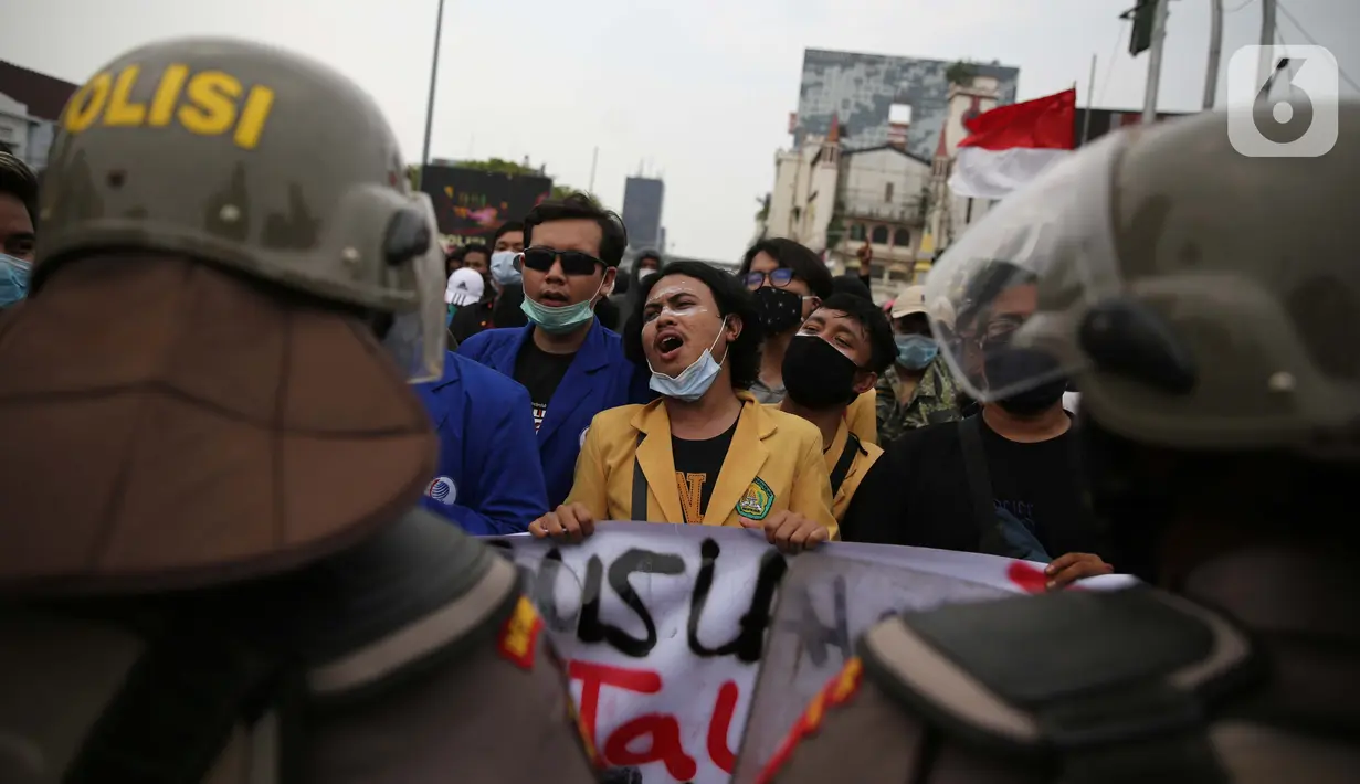 Pengunjuk rasa saat berdemonstrasi menolak UU Cipta Kerja di kawasan Harmoni, Jakarta, Kamis (8/10/2020). UU Cipta Kerja yang disahkan beberapa waktu lalu memicu demonstasi sejumlah kalangan. (Liputan6.com/Faizal Fanani)