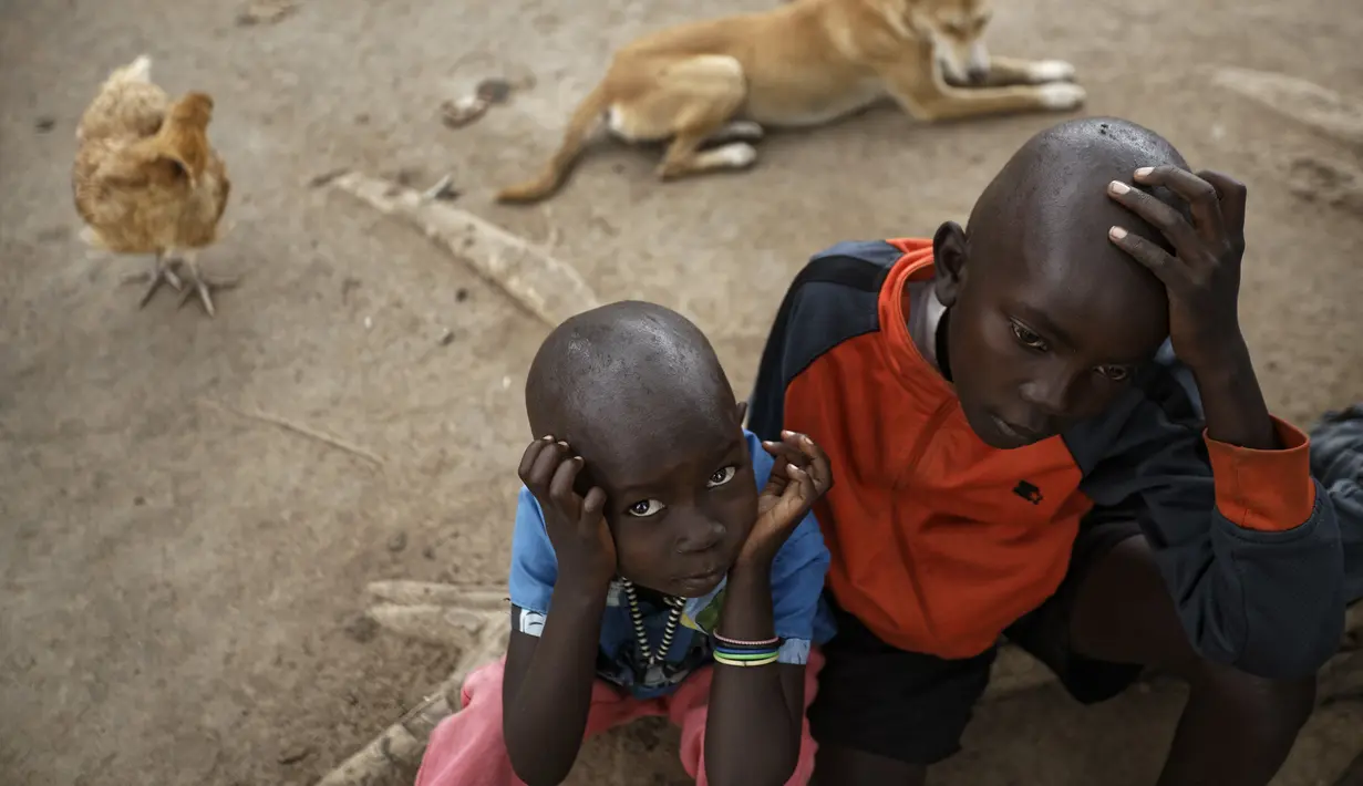 Pengungsi Sudan Selatan saat tiba di sebuah pusat transit pengungsi di Kuluba, Uganda utara, Kamis (8/6). Mereka melarikan diri dari perang saudara di Sudan Selatan yang telah memakan korban puluhan ribu jiwa. (AP Photo / Ben Curtis)