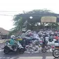 Kondisi Depo Sampah Pengok, Kota Yogyakarta Kamis (28/9/2023), nampak sampah menggunung dan meluber hingga jalan. (Foto: Anugerah Ayu/Liputan6.com).