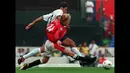 Jordi Cruyff merupakan putra dari legenda sepak bola, Johan Cruyff. Ia direkrut oleh Manchester United dari Barcelona pada musim panas 1996. Ia sempat tampil reguler di skuat utama, namun hal tersebut berubah usai dirinya terkena cedera lutut dan akhirnya jarang dimainkan. (AFP/Adrian Dennis)