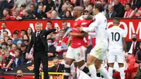 Manajer Manchester United atau MU Ole Gunnar Solskjaer memberi instruksi dalam laga kontra Leeds United pada pekan pertama Liga Inggris di Old Trafford, Sabtu, 14 Agustus 2021. (Adrian DENNIS / AFP)