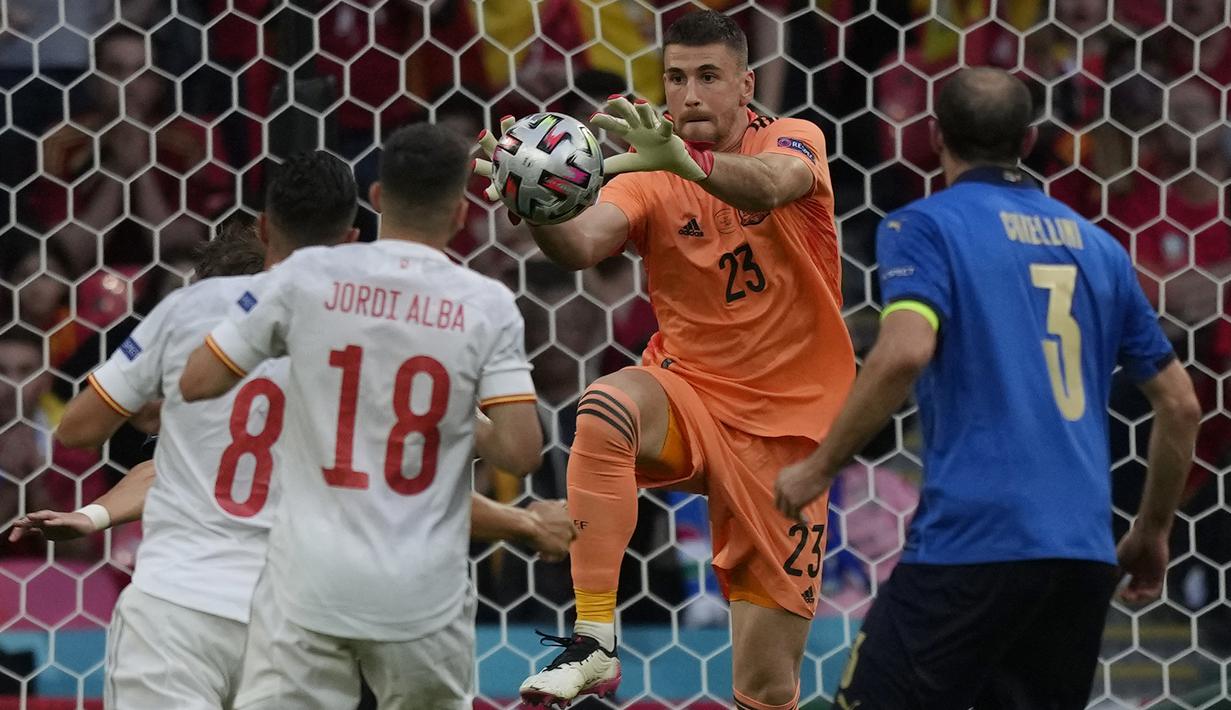Unai Simon. Kiper berusia 24 tahun ini adalah kiper utama pada Euro 2020 lalu. Ia mampu menggeser David De Gea yang lebih senior. Ketenangan dan ketangguhannya di bawah mistar turut mengantar Spanyol lolos hingga semifinal. (Foto: AFP/Pool/Frank Augstein)