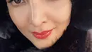 Wajah Ashanty terlihat super glowing dengan alis tebal dan bulu mata lentik. Sama sekali tak terlihat kerutan apalagi pori-pori di wajahnya [@ashanty_ash]