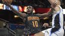 Aksi Pemain Atlanta Hawks, Tim Hardaway, Jr. #10 melakukan layup saat dihadang pemain Orlando Magic, Evan Fournier pada laga NBA preseason basketball game di Orlando, (17/10/2016) WIB. (AP/Phelan M. Ebenhack)